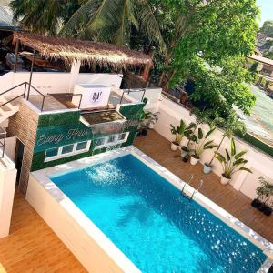 a swimming pool in the middle of a patio with at Nacho Hostel Cebu in Bulacao