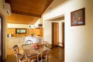 una cocina con una mesa con un bol de fruta. en Apartment Villa Ema, en Krapinske Toplice