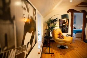 HeadfordCosy Apartment/ Explore The Area/Enjoy our Pub的客厅配有黄色椅子和镜子