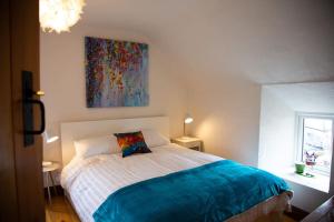 HeadfordCosy Apartment/ Explore The Area/Enjoy our Pub的卧室里有一张床，墙上挂着一幅画