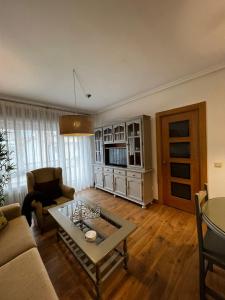 リャネスにあるApartamento La Muyerinaのソファとテーブルのあるリビングルーム