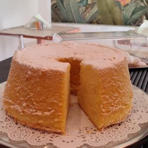 un pezzo di torta seduto su un piatto di Madì Paestum B&B - Bed & Breakfast a Paestum