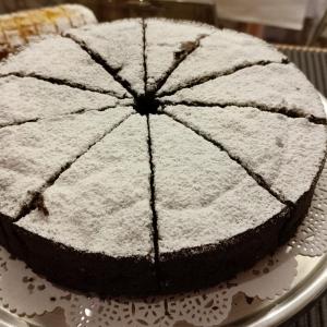 una torta al cioccolato su un piatto su un tavolo di Madì Paestum B&B - Bed & Breakfast a Paestum