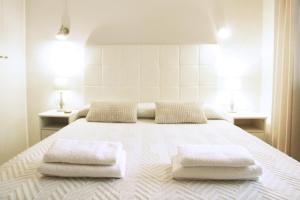 מיטה או מיטות בחדר ב-La Perla Apartment, Paradis Park, La Pineda - Ático 1ª línea - Solarium - WiFi - Piscina