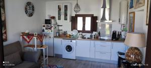 A kitchen or kitchenette at Alquiler Casita en Facinas