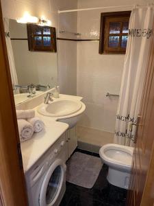 Koupelna v ubytování Village Dimopoulos + 59 fotografií