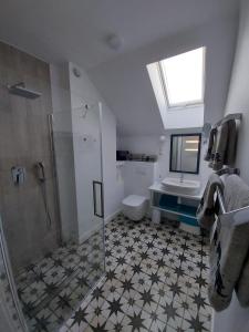 La salle de bains est pourvue d'une douche, de toilettes et d'un lavabo. dans l'établissement Słoneczny Zakątek Sominy, à Sominy
