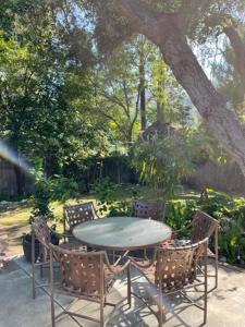 Un patio sau altă zonă în aer liber la Oak Grove Ranch House