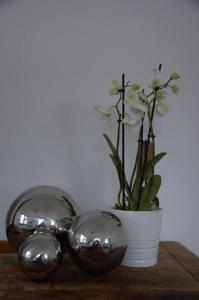 two silver spoons and a vase of flowers on a table at Ferienhaus Esten's Eifelheimat Wehr Eifel in Wehr