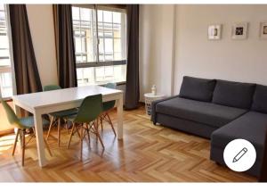 ein Wohnzimmer mit einem Tisch und einem Sofa in der Unterkunft Casa Cies in Baiona