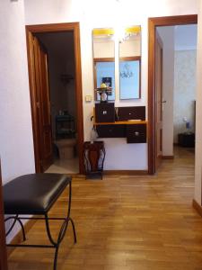 una habitación con una mesa y una silla. en Confortable y luminoso apartamento, en Valladolid