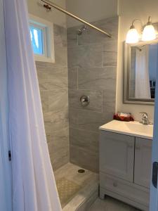 Een badkamer bij Vinehurst Inn & Suites