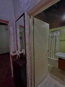um quarto com casa de banho com lavatório e espelho em Casa de Huéspedes La Escondida em Yerba Buena