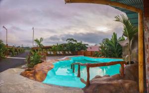 a swimming pool in a resort with a water slide at Cabañas del Rio in Fortuna