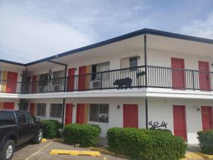 a building with a black bear on the balcony at Almara Inn in Tucumcari