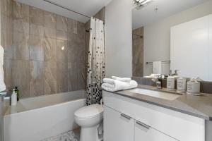 Un baño blanco con inodoro y lavabo. en ELEMENT ON FIRST by Manna, en Calgary 37 fotos más