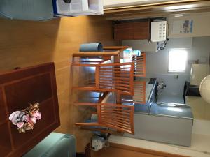 eine Gruppe Stühle in einem Zugraum in der Unterkunft Tokai - House - Vacation STAY 11692 in Tokai