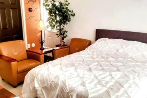 Letto o letti in una camera di Stylish Suite Tampa Minutes to Hard Rock Casino