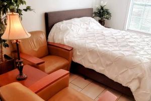 Letto o letti in una camera di Stylish Suite Tampa Minutes to Hard Rock Casino