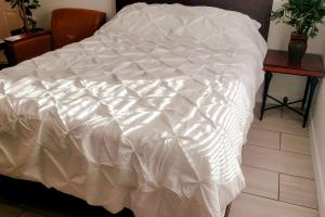 Letto o letti in una camera di Stylish Suite Tampa Minutes to Hard Rock Casino