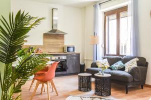a living room with a couch and a table at Lumineux - L'Amazone - Gare in Saverne
