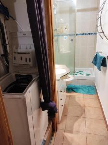 ein Bad mit einem Waschbecken, einem WC und einer Dusche in der Unterkunft Manka Anse Mitan in Les Trois-Îlets