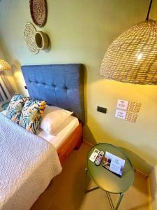 Een bed of bedden in een kamer bij Hotel y Cabinas del Trópico