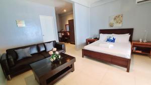 Llit o llits en una habitació de Reef Beach Resort
