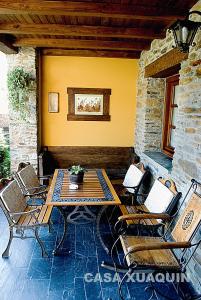 una mesa de madera y sillas en un patio en Casa Xuaquin, en Moal