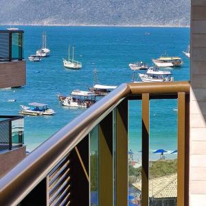 Una vista de un puerto con barcos en el agua. en Apê dos Anjos, en Arraial do Cabo