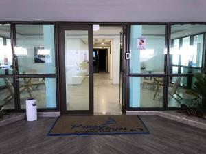 una oficina con puertas de cristal y una alfombra en el suelo en Apê dos Anjos, en Arraial do Cabo 58 fotos más