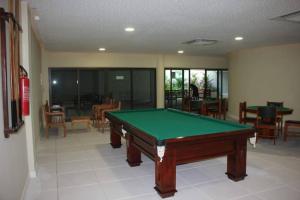 Habitación con mesa de billar en Apê dos Anjos, en Arraial do Cabo