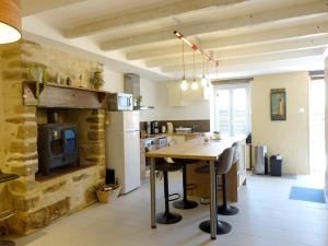Kuchyňa alebo kuchynka v ubytovaní Charmante maison pour 4 personnes près du bourg - FR-1-639-58