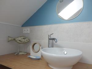 Kúpeľňa v ubytovaní Charmante maison pour 4 personnes près du bourg - FR-1-639-58