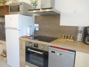 Kuchyňa alebo kuchynka v ubytovaní Charmante maison pour 4 personnes près du bourg - FR-1-639-58