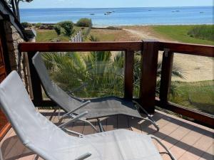 dwa krzesła siedzące na balkonie z widokiem na plażę w obiekcie Duplex 50m de la plage - 4/5 pers - Parking - FR-1-639-57 w mieście Sarzeau +2 zdjęcia