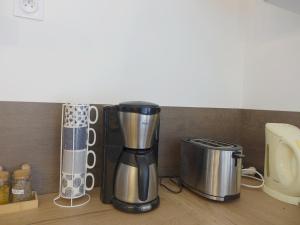 Príslušenstvo na prípravu kávy alebo čaju v ubytovaní Charmante maison pour 4 personnes près du bourg - FR-1-639-58