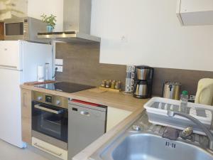 Kuchyňa alebo kuchynka v ubytovaní Charmante maison pour 4 personnes près du bourg - FR-1-639-58