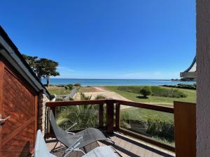 balkon z krzesłami i widokiem na ocean w obiekcie Duplex 50m de la plage - 4/5 pers - Parking - FR-1-639-57 w mieście Sarzeau
