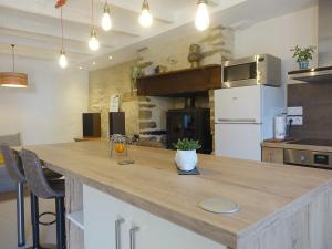 Kuchyňa alebo kuchynka v ubytovaní Charmante maison pour 4 personnes près du bourg - FR-1-639-58 + 5 fotografií
