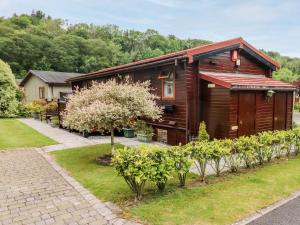 ein Holzhaus mit einem Garten davor in der Unterkunft Heritage Park in Narberth