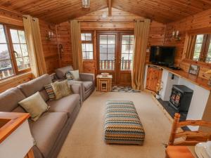 ein Wohnzimmer mit Couch und Kamin in der Unterkunft Heritage Park in Narberth