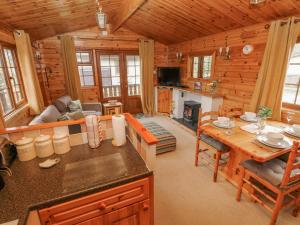 eine Küche und ein Wohnzimmer eines Blockhauses in der Unterkunft Heritage Park in Narberth + 11 Fotos