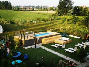 an aerial view of a backyard with a swimming pool at Art Gallery B&B in Lonato