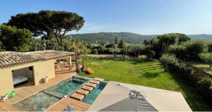 A view of the pool at Villa Rangali Saint Tropez, domaine Bella Vista or nearby