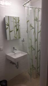 La salle de bains est pourvue d'un lavabo et d'un miroir. dans l'établissement Altstadt Bed&Bike, à Gmunden