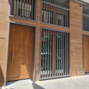 un edificio con dos puertas con barras. en La Victoria 3, en Córdoba