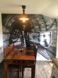 een eetkamer met een tafel en een schilderij aan de muur bij Rj s house in Merthyr Tydfil