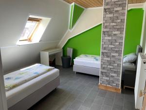 Postel nebo postele na pokoji v ubytování Landhotel Müller im Donautal