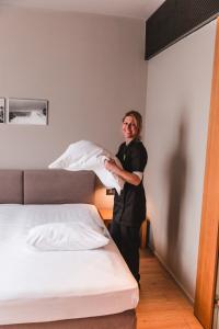 Postel nebo postele na pokoji v ubytování One Suite Hotel